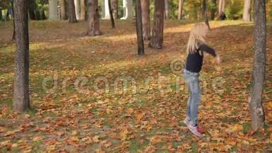 女孩在公园里跑步和玩耍